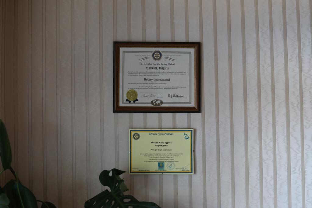 Hotel Park Karnobat Екстер'єр фото